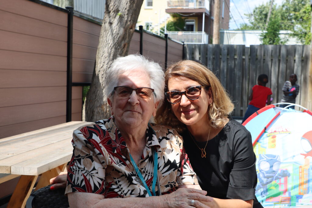 La photo illustre un moment chaleureux de la visite des Sœurs de l’Institut Notre-Dame-du Bon-Conseil à la Maison Marie-Gérin-Lajoie le 19 juillet 2024.